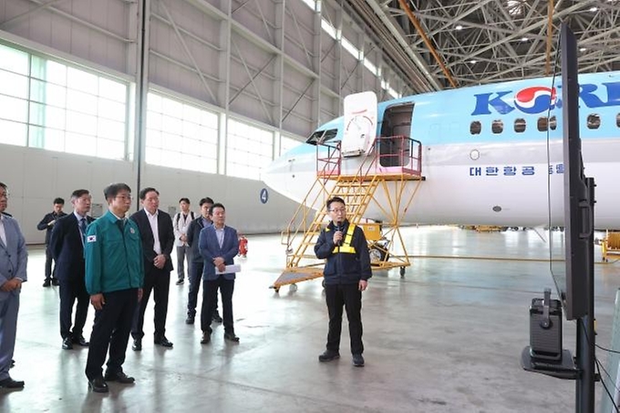 박상우 국토교통부 장관이 26일 인천국제공항 대한항공 정비고에서 항공 분야 안전관리 현황을 보고받고 있다. 
