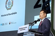 이상민 행정안전부 장관이 26일 인천 연수구 송도 컨벤시아에서 열린 ‘2024 유엔 공공행정포럼’ 유엔 회원국 장관급 대담(라운드테이블)에서 개회사를 하고 있다.