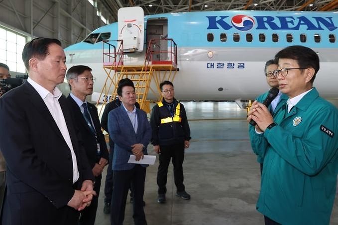 박상우 국토교통부 장관이 26일 인천국제공항 대한항공 정비고에서 항공 분야 안전관리 상황을 점검하고 있다.