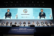 이상민 행정안전부 장관이 26일 인천 연수구 송도 컨벤시아에서 열린 ‘2024 유엔 공공행정포럼’ 유엔 회원국 장관급 대담(라운드테이블)에서 공공행정 혁신사례를 발표하고 있다.