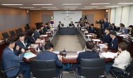 김소영 금융위원회 부위원장이 26일 오전 서울 종로구 정부서울청사에서 개최한 2024년 제1차 금융교육협의회에서 ‘청년 금융교육 캠페인 추진방안’과 ‘금융교육 실적 및 계획’ 등에 대해 논의하고 있다.
