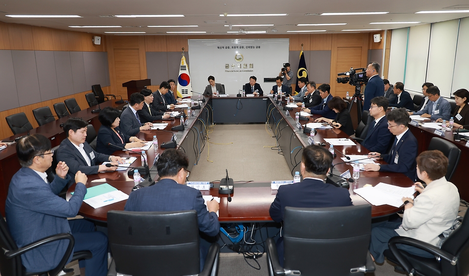 김소영 금융위원회 부위원장이 26일 오전 서울 종로구 정부서울청사에서 개최한 2024년 제1차 금융교육협의회에서 ‘청년 금융교육 캠페인 추진방안’과 ‘금융교육 실적 및 계획’ 등에 대해 논의하고 있다.
