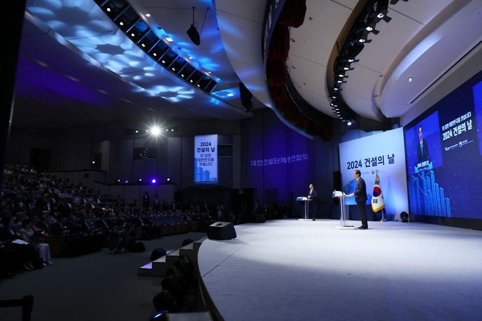 한덕수 국무총리가 26일 서울 강남구 건설회관에서 열린 ‘건설의 날 기념식’에서 축사하고 있다. 
