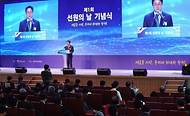 강도형 해양수산부 장관이 21일 부산 국립한국해양대학교 대강당에서 ‘새로운 시작, 우리의 위대한 항해’라는 주제로 열린 ‘제1회 선원의 날’ 기념식에서 기념사를 하고 있다. 