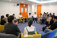 김건희 여사가 26일 서울 광진구 보건복지부 국립정신건강센터에서 ‘회복과 위로를 위한 대화’ 참석자들과 간담회를 하고 있다.