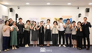 김건희 여사가 26일 서울 광진구 보건복지부 국립정신건강센터에서 ‘회복과 위로를 위한 대화’ 참석자들과 간담회를 마친 뒤 기념 촬영을 하고 있다. 