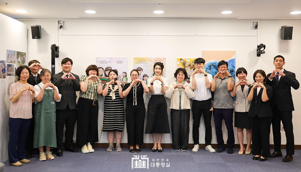 김건희 여사가 26일 서울 광진구 보건복지부 국립정신건강센터에서 ‘회복과 위로를 위한 대화’ 참석자들과 간담회를 마친 뒤 기념 촬영을 하고 있다. 