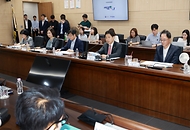 김주현 금융위원회 위원장이 27일 오전 서울 중구 서민금융진흥원에서 고용노동부, 행정안전부, 보건복지부 등 관계부처 및 관계기관 등과 서민금융 종합플랫폼 ‘서민금융 잇다’ 출시 및 금융·고용·복지 복합지원 연계방안을 발표하고 있다.