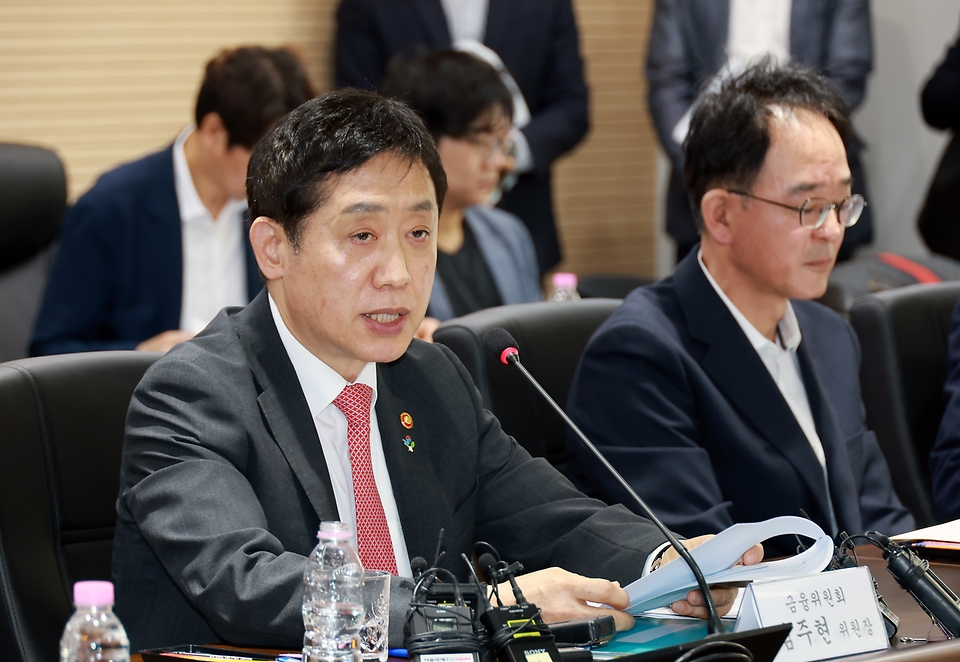김주현 금융위원회 위원장이 27일 오전 서울 중구 서민금융진흥원에서 고용노동부, 행정안전부, 보건복지부 등 관계부처 및 관계기관 등과 서민금융 종합플랫폼 ‘서민금융 잇다’ 출시 및 금융·고용·복지 복합지원 연계방안을 발표하고 있다.
