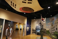 26일 오후 서울 용산구 전쟁기념관에서 외국인 관람객들이 상설전시 6.25전쟁실을 둘러보고 있다. 