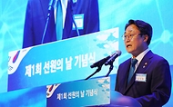 강도형 해양수산부 장관이 21일 부산 국립한국해양대학교 대강당에서 ‘새로운 시작, 우리의 위대한 항해’라는 주제로 열린 ‘제1회 선원의 날’ 기념식에서 기념사를 하고 있다. 