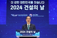 한덕수 국무총리가 26일 서울 강남구 건설회관에서 열린 ‘건설의 날 기념식’에서 축사하고 있다. 