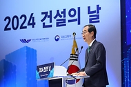 한덕수 국무총리가 26일 서울 강남구 건설회관에서 열린 ‘건설의 날 기념식’에서 축사하고 있다. 