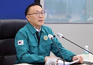 이한경 행정안전부 재난안전관리본부장이 26일 정부세종청사 중앙재난안전상황실에서 열린 6.26∼30일 호우 대비 관계기관 대책회의를 주재하고 있다. 