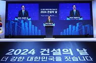 한덕수 국무총리가 26일 서울 강남구 건설회관에서 열린 ‘건설의 날 기념식’에서 축사하고 있다. 