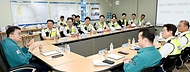 최남호 산업통상자원부 2차관이 26일 경기 가평군 신가평 변전소를 방문해 관계자들과 대화하고 있다.