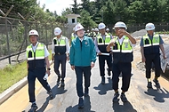 최남호 산업통상자원부 2차관이 26일 경기 가평군 신가평 변전소를 방문해 전력설비 운영 현장을 점검하고 있다.