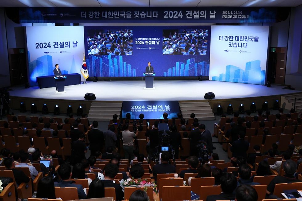 한덕수 국무총리가 26일 서울 강남구 건설회관에서 열린 ‘건설의 날 기념식’에서 축사하고 있다. 