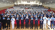강도형 해양수산부 장관이 21일 부산 국립한국해양대학교 대강당에서 ‘새로운 시작, 우리의 위대한 항해’라는 주제로 열린 ‘제1회 선원의 날’ 기념식에서 참석자들과 기념 촬영을 하고 있다. 