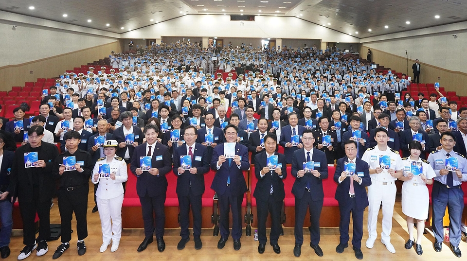 강도형 해양수산부 장관이 21일 부산 국립한국해양대학교 대강당에서 ‘새로운 시작, 우리의 위대한 항해’라는 주제로 열린 ‘제1회 선원의 날’ 기념식에서 참석자들과 기념 촬영을 하고 있다. 