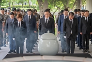 신원식 국방부 장관이 24일 서울 동작구 국립서울현충원에서 열린 무명용사 봉안관 준공 및 유해 봉안식에서 묵념하고 있다.