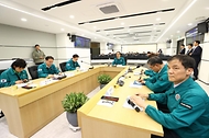 한덕수 국무총리가 27일 서울 서초구 한강홍수통제소 상황실을 방문해 전국 홍수 관리 상황 및 운영체계 등을 점검하고 있다.