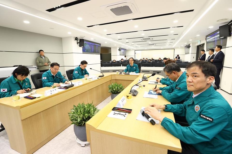 한덕수 국무총리가 27일 서울 서초구 한강홍수통제소 상황실을 방문해 전국 홍수 관리 상황 및 운영체계 등을 점검하고 있다.