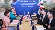 안덕근 산업통상자원부 장관이 27일(현지시간) 미국 워싱턴 D.C. 더 헤이 아담스호텔에서 열린 ‘한미 공급망 산업대화’에 참석, 분과별 논의성과를 점검하고 있다.