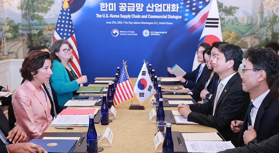 안덕근 산업통상자원부 장관이 27일(현지시간) 미국 워싱턴 D.C. 더 헤이 아담스호텔에서 열린 ‘한미 공급망 산업대화’에 참석, 분과별 논의성과를 점검하고 있다.