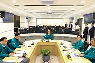 한덕수 국무총리가 27일 서울 서초구 한강홍수통제소 상황실을 방문해 전국 홍수 관리 상황 및 운영체계 등을 점검하고 있다.