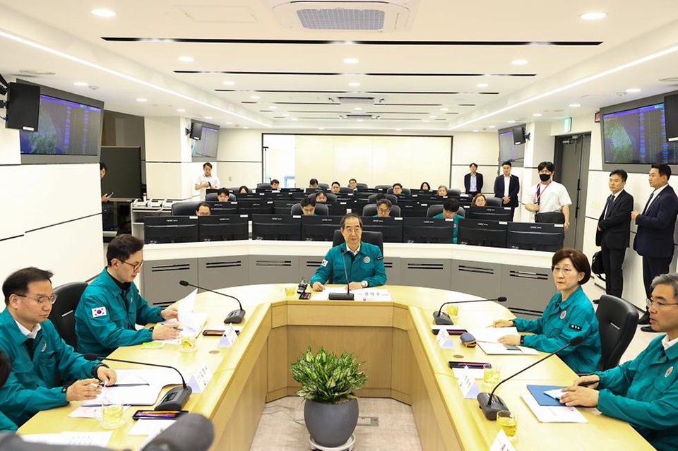 한덕수 국무총리가 27일 서울 서초구 한강홍수통제소 상황실을 방문해 전국 홍수 관리 상황 및 운영체계 등을 점검하고 있다.