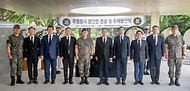 신원식 국방부 장관이 24일 서울 동작구 국립서울현충원에서 열린 무명용사 봉안관 준공 및 유해 봉안식을 마친 뒤 참석자들과 기념 촬영을 하고 있다.