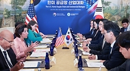 안덕근 산업통상자원부 장관이 27일(현지시간) 미국 워싱턴 D.C. 더 헤이 아담스호텔에서 열린 ‘한미 공급망 산업대화’에 참석, 분과별 논의성과를 점검하고 있다.