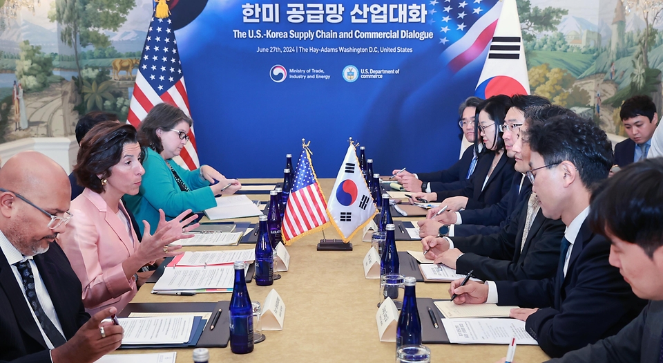 안덕근 산업통상자원부 장관이 27일(현지시간) 미국 워싱턴 D.C. 더 헤이 아담스호텔에서 열린 ‘한미 공급망 산업대화’에 참석, 분과별 논의성과를 점검하고 있다.
