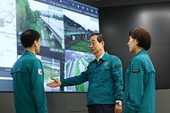 한덕수 국무총리가 27일 서울 서초구 한강홍수통제소 상황실을 방문해 전국 홍수 관리 상황 및 운영체계 등을 점검하고 있다.