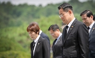 신원식 국방부 장관이 24일 서울 동작구 국립서울현충원에서 열린 무명용사 봉안관 준공 및 유해 봉안식에 앞서 현충탑에 분향 후 묵념하고 있다.