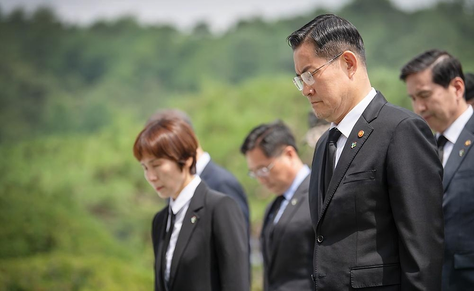 신원식 국방부 장관이 24일 서울 동작구 국립서울현충원에서 열린 무명용사 봉안관 준공 및 유해 봉안식에 앞서 현충탑에 분향 후 묵념하고 있다.