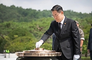 신원식 국방부 장관이 24일 서울 동작구 국립서울현충원에서 열린 무명용사 봉안관 준공 및 유해 봉안식에 앞서 현충탑에 분향하고 있다. 