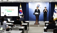 이주호 사회부총리 겸 교육부 장관이 27일 서울 종로구 정부서울청사에서 유보통합 실행 계획(시안)을 발표하고 있다. 