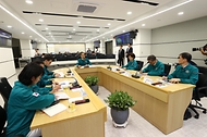 한덕수 국무총리가 27일 서울 서초구 한강홍수통제소 상황실을 방문해 전국 홍수 관리 상황 및 운영체계 등을 점검하고 있다.
