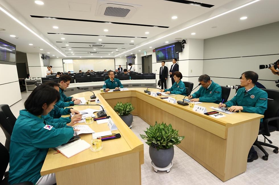 한덕수 국무총리가 27일 서울 서초구 한강홍수통제소 상황실을 방문해 전국 홍수 관리 상황 및 운영체계 등을 점검하고 있다.