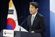이주호 사회부총리 겸 교육부 장관이 27일 서울 종로구 정부서울청사에서 유보통합 실행 계획(시안)을 발표하고 있다. 