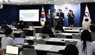 이주호 사회부총리 겸 교육부 장관이 27일 서울 종로구 정부서울청사에서 유보통합 실행 계획(시안)을 발표하고 있다. 