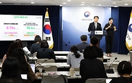 이주호 사회부총리 겸 교육부 장관이 27일 서울 종로구 정부서울청사에서 유보통합 실행 계획(시안)을 발표하고 있다. 
