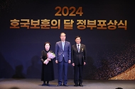 한덕수 국무총리가 27일 서울 중구 한 호텔에서 열린 호국보훈의 달 정부포상식에서 기념 촬영하고 있다.