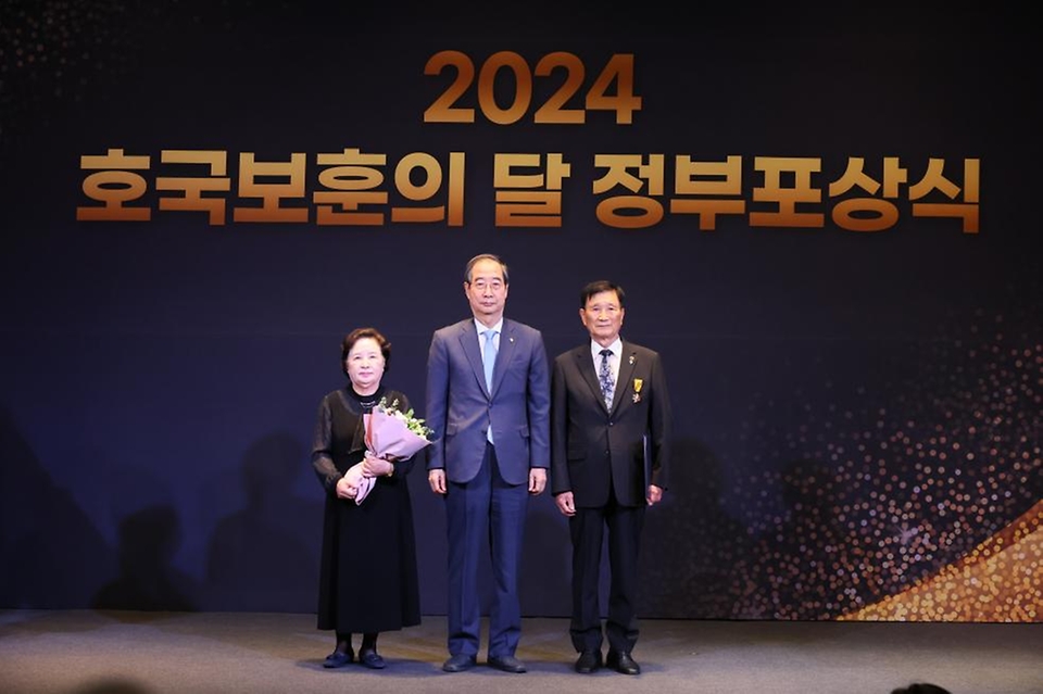 한덕수 국무총리가 27일 서울 중구 한 호텔에서 열린 호국보훈의 달 정부포상식에서 기념 촬영하고 있다.