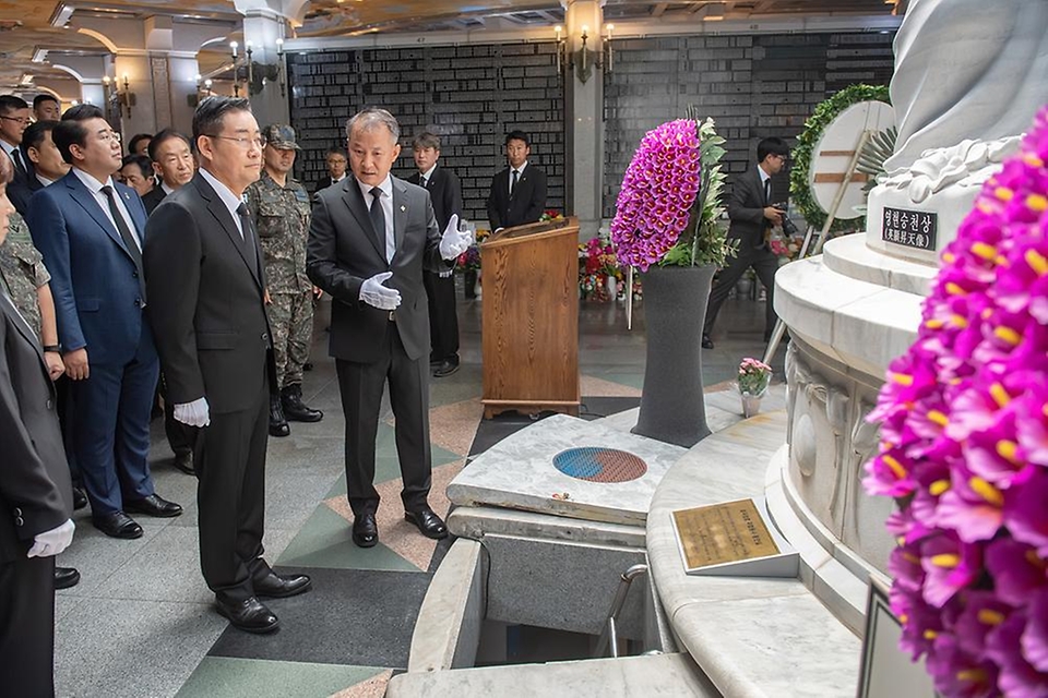 신원식 국방부 장관이 24일 서울 동작구 국립서울현충원에서 열린 무명용사 봉안관 준공 및 유해 봉안식에서 경과보고를 듣고 있다.