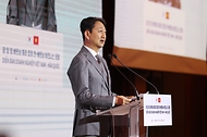 안덕근 산업통상자원부 장관이 1일 서울 중구 롯데호텔에서 열린 ‘한·베트남 비즈니스 포럼’에 참석해 환영사를 하고 있다. 이번 포럼은 한·베트남 수교 30주년을 맞아 포괄적 전략적 동반자 관계로 격상되면서 경제협력 활성화 방안을 모색하고자 마련됐다. 이날 SK, 포스코, 효성 등 19개 한국 기업 · 기관과 18개 베트남 기업 ·기관 등이 참여한 가운데 업무협약(MOU) 23건이 체결됐다.