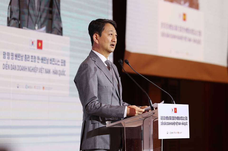 안덕근 산업통상자원부 장관이 1일 서울 중구 롯데호텔에서 열린 ‘한·베트남 비즈니스 포럼’에 참석해 환영사를 하고 있다. 이번 포럼은 한·베트남 수교 30주년을 맞아 포괄적 전략적 동반자 관계로 격상되면서 경제협력 활성화 방안을 모색하고자 마련됐다. 이날 SK, 포스코, 효성 등 19개 한국 기업 · 기관과 18개 베트남 기업 ·기관 등이 참여한 가운데 업무협약(MOU) 23건이 체결됐다.