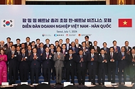 1일 서울 중구 롯데호텔에서 열린 ‘한·베트남 비즈니스 포럼’에서 안덕근 산업통상자원부 장관, 팜 밍 찡 베트남 총리 등 기업 및 기관 관계자들이 기념촬영을 하고 있다. 이번 포럼은 한·베트남 수교 30주년을 맞아 포괄적 전략적 동반자 관계로 격상되면서 경제협력 활성화 방안을 모색하고자 마련됐다.